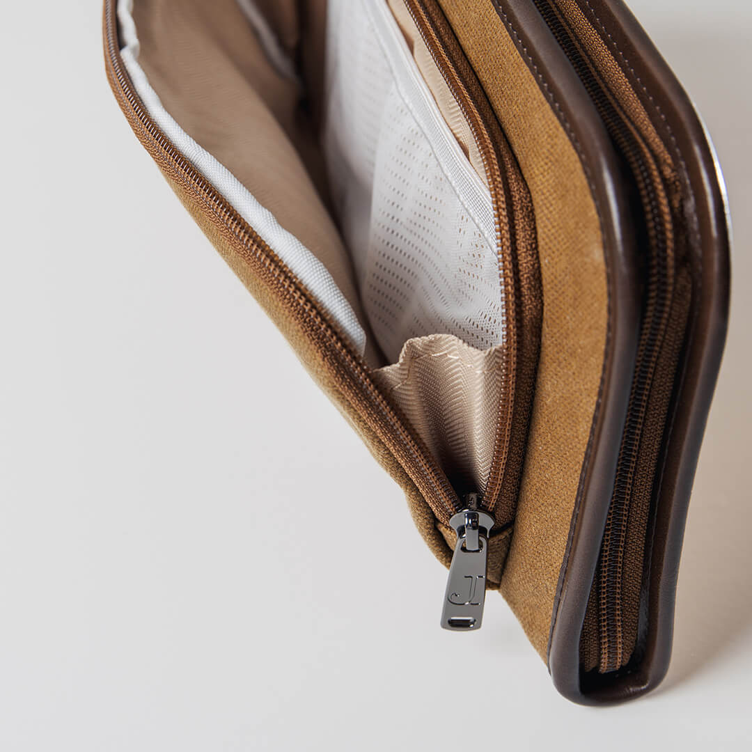 Detail image of the Purist Golf bag organizer pouch front pocket for safe phone storage and zipper closure