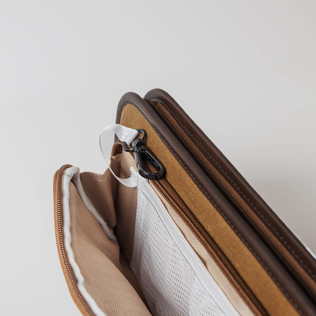 Detail image of the Purist Golf bag organizer pouch with a key clip for safe valuables and golf accessories